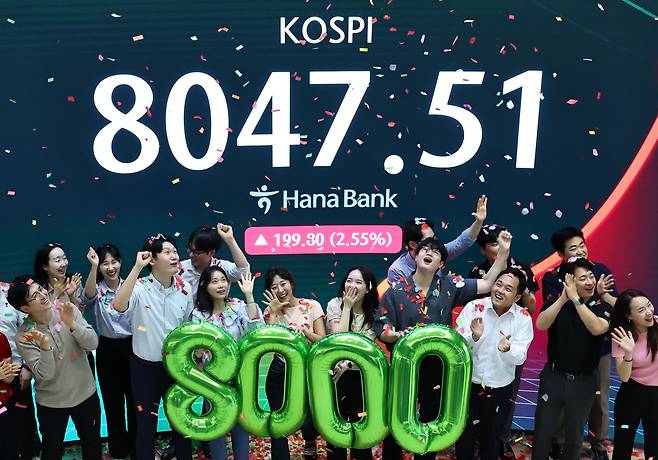26일 서울 중구 하나은행 딜링룸 현황판에 코스피 등이 표시되고 있다. [연합]