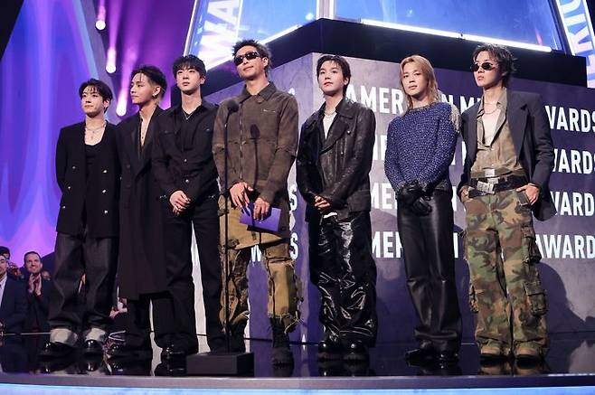 [서울=뉴시스] 그룹 방탄소년단(BTS)이  25일(현지시간) 미국 라스베이거스 MGM 그랜드 가든 아레나에서 열린 2026 아메리칸 뮤직 어워즈 시상식에서 대상에 해당하는 '올해의 아티스트'(아티스트 오브 더 이어·Artist Of The Year)를 수상했다.  (사진='아메리칸 뮤직 어워즈' 제공) 2026.05.26. photo@newsis.com *재판매 및 DB 금지