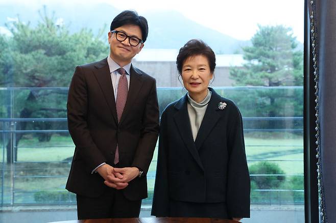 [서울=뉴시스] 조성봉 기자= 한동훈 국민의힘 비상대책위원장이 26일 오전 대구 달성군 박근혜 전 대통령 사저에서 박 전 대통령을 예방하고 기념촬영을 하고 있다. (사진=국민의힘 제공) 2024.03.26. photo@newsis.com *재판매 및 DB 금지