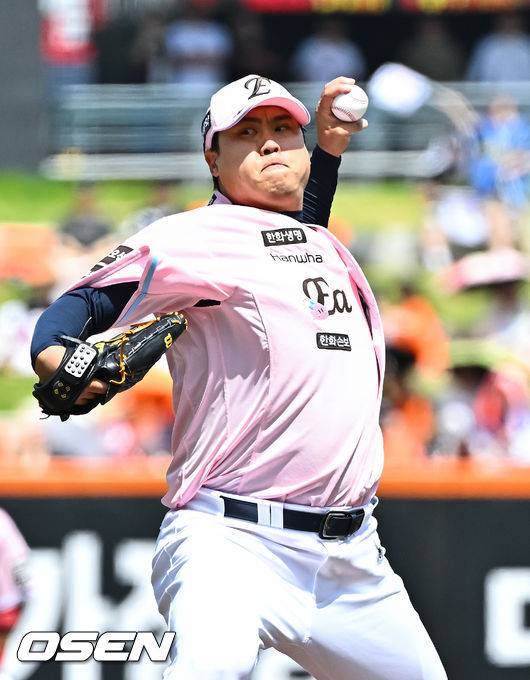 [OSEN=대전, 박준형 기자] 24일 대전 한화생명 볼파크에서 2026 신한 SOL KBO리그&nbsp;한화 이글스와 두산 베어스의 경기가 진행됐다. 이날 한화는 류현진을, 두산은 최승용을 선발투수로 내세웠다.1회초 한화 선발투수 류현진이 역투하고 있다.  2026.05.24 / soul1014@osen.co.kr