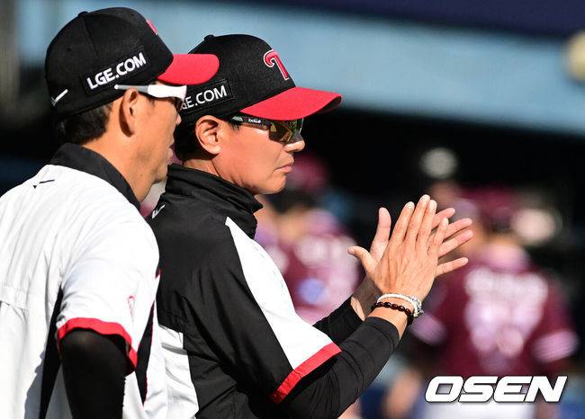 [OSEN=잠실, 지형준 기자] 프로야구 LG 트윈스가 키움 히어로즈에 전날 패배를 설욕했다.&nbsp;LG는&nbsp;23일 서울 잠실구장에서 열린 2026 KBO리그 키움과 경기에서 5-2로 승리했다.&nbsp;선발 임찬규는 6이닝 6피안타 3볼넷 4탈삼진 2실점으로 QS를 기록하며 시즌 4승째를 기록했다. 박동원이 결승 2타점 적시타를 터뜨렸다.&nbsp;경기를 마치고 LG 염경엽 감독이 승리를 기뻐하고 있다. 2026.05.23&nbsp;/ jpnews@osen.co.kr