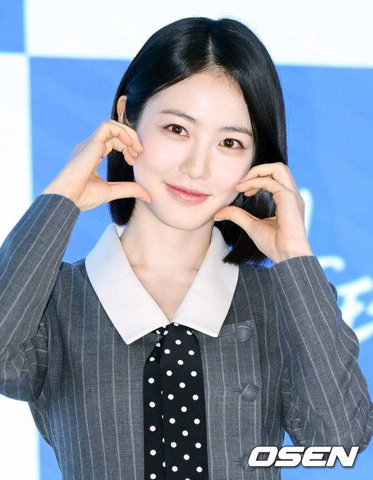 [OSEN=조은정 기자]ENA 새 월화드라마 '닥터 섬보이' 제작발표회가 26일 서울 구로구 신도림 디큐브시티 더 세인트에서 열렸다. ‘닥터 섬보이’는 모두가 기피하는 악명 높은 섬 ‘편동도’ 에 입도한 공중보건의사 도지의(이재욱 분)와 비밀 많은 간호사 육하리(신예은 분)가 그리는 메디컬 휴먼 로맨스다.배우 신예은이 포즈를 취하고 있다. 2026.05.26 /cej@osen.co.kr
