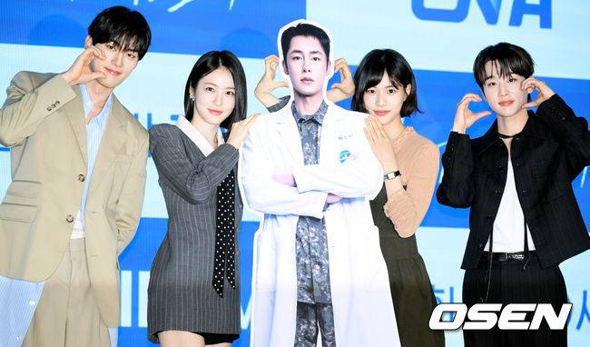 [OSEN=조은정 기자]ENA 새 월화드라마 '닥터 섬보이' 제작발표회가 26일 서울 구로구 신도림 디큐브시티 더 세인트에서 열렸다. ‘닥터 섬보이’는 모두가 기피하는 악명 높은 섬 ‘편동도’ 에 입도한 공중보건의사 도지의(이재욱 분)와 비밀 많은 간호사 육하리(신예은 분)가 그리는 메디컬 휴먼 로맨스다.배우 홍민기(왼쪽부터), 신예은, 이수경, 김윤우가 포즈를 취하고 있다. 2026.05.26 /cej@osen.co.kr