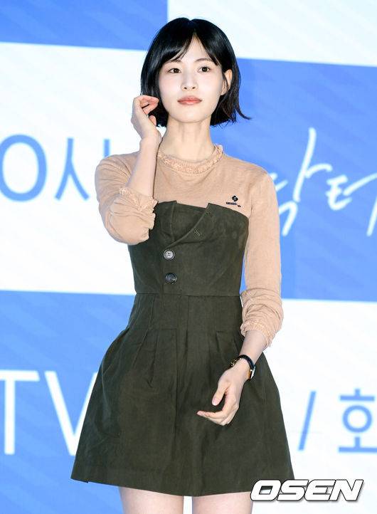 [OSEN=조은정 기자]ENA 새 월화드라마 '닥터 섬보이' 제작발표회가 26일 서울 구로구 신도림 디큐브시티 더 세인트에서 열렸다. ‘닥터 섬보이’는 모두가 기피하는 악명 높은 섬 ‘편동도’ 에 입도한 공중보건의사 도지의(이재욱 분)와 비밀 많은 간호사 육하리(신예은 분)가 그리는 메디컬 휴먼 로맨스다.배우 이수경이 포즈를 취하고 있다. 2026.05.26 /cej@osen.co.kr