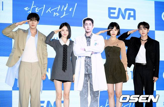[OSEN=조은정 기자]ENA 새 월화드라마 '닥터 섬보이' 제작발표회가 26일 서울 구로구 신도림 디큐브시티 더 세인트에서 열렸다. ‘닥터 섬보이’는 모두가 기피하는 악명 높은 섬 ‘편동도’ 에 입도한 공중보건의사 도지의(이재욱 분)와 비밀 많은 간호사 육하리(신예은 분)가 그리는 메디컬 휴먼 로맨스다.배우 홍민기(왼쪽부터), 신예은, 이수경, 김윤우가 포즈를 취하고 있다. 2026.05.26 /cej@osen.co.kr