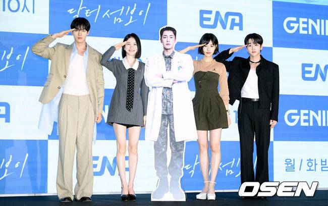 [OSEN=조은정 기자]ENA 새 월화드라마 '닥터 섬보이' 제작발표회가 26일 서울 구로구 신도림 디큐브시티 더 세인트에서 열렸다. ‘닥터 섬보이’는 모두가 기피하는 악명 높은 섬 ‘편동도’ 에 입도한 공중보건의사 도지의(이재욱 분)와 비밀 많은 간호사 육하리(신예은 분)가 그리는 메디컬 휴먼 로맨스다.배우 홍민기(왼쪽부터), 신예은, 이수경, 김윤우가 포즈를 취하고 있다. 2026.05.26 /cej@osen.co.kr