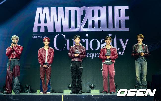 [OSEN=박준형 기자] 26일 오후 서울 블루스퀘에서 그룹 앤더블(AND2BLE) 미니 1집 ‘Sequence 01: Curiosity’ 데뷔 쇼케이스가 진행됐다.앤더블(장하오,&nbsp;유승언,&nbsp;리키,&nbsp;김규빈,&nbsp;한유진)은 YH엔터테인먼트가 약 4년 만에 선보이는 보이그룹이다.그룹 앤더블이 인사말을 하고 있다. 2026.05.26 / soul1014@osen.co.kr