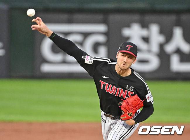 [OSEN=부산, 이석우 기자] 26일 부산 사직야구장에서 2026 신한 SOL KBO 리그 롯데 자이언츠와 LG 트윈스의 경기가 열렸다. 홈팀 롯데는 비슬리가, 방문팀 LG는 톨허스트가 선발 출전했다.LG 트윈스 선발 투수 톨허스트가 역투하고 있다. 2026.05.26 / foto0307@osen.co.kr