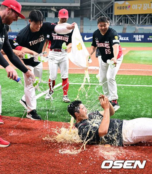 [OSEN=고척, 조은정 기자]프로야구 KIA 타이거즈가 키움 히어로즈를 완파하고 4연승을 달성했다.이범호 감독이 이끄는 KIA는 26일 서울 고척스카이돔에서 열린 2026 신한 SOL KBO리그 키움 히어로즈와의 원정경기에서 5-2로 승리했다. 이날 승리로 4연승을 질주한 KIA는 시즌 전적 26승22패1무를 만들었다. 반면 3연패에 빠진 키움은 20승29패1무가 되면서 우천 노게임으로 경기를 쉰 NC 다이노스(19승27패1무)에 밀리며 다시 최하위로 내려앉았다.KIA 김태형이 첫승 기념 물세례를 맞고 있다. 2026.05.26 /cej@osen.co.kr