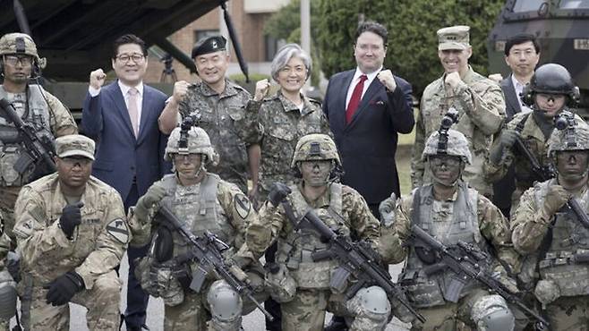2017년 6월 25일 당시 강경화 외교부 장관이 한국전쟁 발발 67주년을 맞아 경기 의정부 미군 2사단·한미연합사단을 방문한 뒤 마크 내퍼 주한미국대사 대리, 토머스 밴달 미8군 사령관 등과 기념촬영을 하는 모습