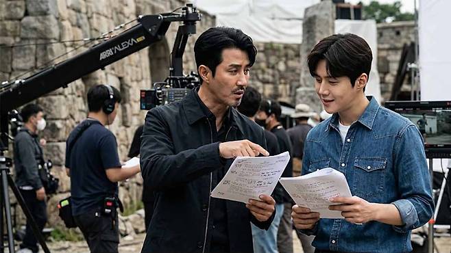 영화 ‘폭군’을 통해 호흡을 맞춘 배우 차승원(왼쪽)과 김선호의 투샷. 세계일보 자료사진을 활용해 현장 분위기를 재구성한 연출 컷