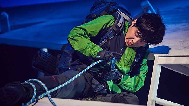 공백기 이후 복귀작으로 선택한 연극 ‘터칭 더 보이드’ 무대 위에서 열연 중인 모습. 연극열전 제공