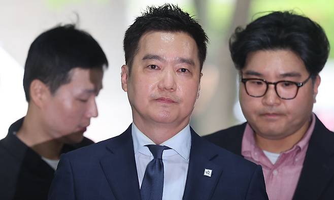 김세의 가로세로연구소 대표가 26일 서울 서초구 서울중앙지법에서 성폭력범죄의 처벌 등에 관한 특례법 위반(카메라 등 이용 촬영물 반포 등) 혐의로 구속 전 피의자 심문(영장실질심사)에 출석하고 있다. 뉴시스