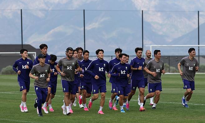 고지대 적응 훈련 대한민국 축구대표팀 선수들이 26일 미국 유타주 헤리먼의 자이언스뱅크 트레이닝센터에서 러닝을 하며 고지대 적응 훈련을 하고 있다. 헤리먼=연합뉴스