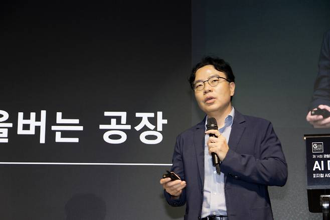 26일 서울 영등포구 페어몬트 앰배서더 서울 그랜드볼룸에서 열린 제14회 굿컴퍼니 컨퍼런스에서 제조·산업의 지능형 전환…다크팩토리와 로봇 혁명이 만드는 새로운 산업 현장'을 주제로 장영재 카이스트 산업 및 시스템공학과 교수가 강연하고 있다. ⓒ시사저널 이종현