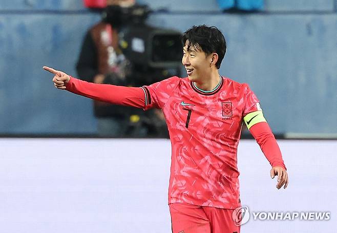역시 캡틴 (대전=연합뉴스) 서명곤 기자 = 14일 대전월드컵경기장에서 열린 남자축구 국가대표 A매치 평가전 대한민국과 볼리비아의 경기. 손흥민이 골을 넣은 뒤 세리머니를 하고 있다. 2025.11.14 seephoto@yna.co.kr