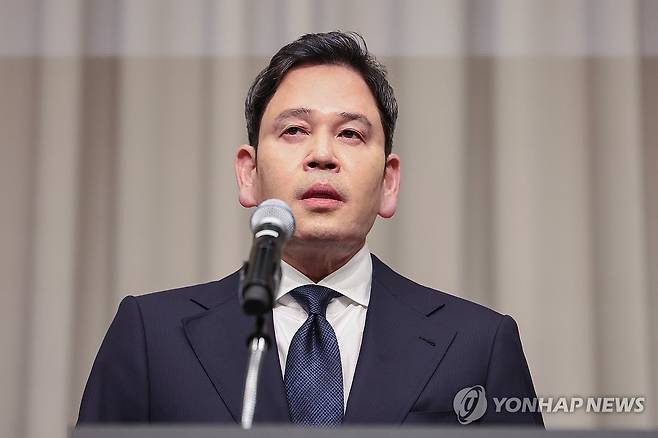 정용진 회장, 스타벅스 논란 사과문 발표 (서울=연합뉴스) 서대연 기자 = 정용진 신세계그룹 회장이 26일 서울 강남구 조선팰리스 호텔에서 스타벅스의 '탱크데이' 논란과 관련해 사과문을 발표하고 있다. 2026.5.26 dwise@yna.co.kr