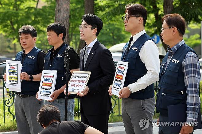삼전 동행노조, 잠정합의안 투표중지 가처분 신청 (수원=연합뉴스) 권준우 기자 = 26일 오전 경기 수원시 수원지법 청사 앞에서 삼성전자 디바이스경험(DX) 부문 직원들이 주축이 된 삼성전자 노동조합 동행(동행노조) 집행부가 삼성전자 노사 임금협상 잠정합의안 찬반 투표 중지 등 가처분 신청서를 제출하기 전 취재진의 질문에 답하고 있다. 2026.5.26 stop@yna.co.kr