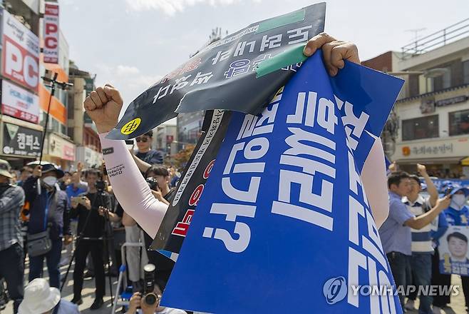 유세장에서 정청래 대표 반대 기습시위 (전주=연합뉴스) 황광모 기자 = 25일 전북 전주시 전북대 옛 정문 앞에서 열린 더불어민주당 정청래 총괄상임선대위원장의 이원택 전북지사 후보 지원 유세에서 '사당화저지 범도민 대책회의' 손팻말을 든 시민들이 정청래 대표 퇴진을 주장하며 기습 시위를 벌이고 있다. 2026.5.25 hkmpooh@yna.co.kr