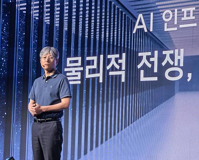 NHN클라우드 GPU 인프라 소개하는 강민수 CIO     (서울=연합뉴스) 김주환 기자 = 강민수 NHN클라우드 최고정보책임자(CIO)가 26일 서울 중구 더플라자호텔 서울에서 열린 기자 간담회 자리에서 인공지능(AI) 풀스택 브랜드 'NHN 팩토리X'의 GPU 인프라 역량을 소개하고 있다. 2026.5.26 jujuk@yna.co.kr