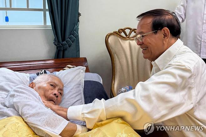캄보디아 야당 지도자 껨 소카 '반역죄'로 가택연금 27년형을 살던 껨 소카 전 캄보디아구국당(CNRP) 대표가 지난 25일(현지시간) 법원 허가로 자신의 노모를 만나고 있다.
[AFP 연합뉴스 자료사진. 재판매 및 DB 금지]