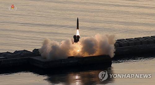 북한, 탄도미사일 집속탄두 시험발사…김정은 부녀 참관 (서울=연합뉴스) 북한 미사일총국은 지난 19일 김정은 국무위원장과 딸 주애가 참관한 가운데 개량된 지상 대 지상 전술탄도미사일 '화성포-11라'형 전투부(탄두) 위력 평가를 위한 시험발사를 진행했다고 조선중앙TV가 20일 보도했다.[조선중앙TV 화면]