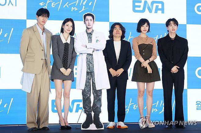 드라마 '닥터 섬보이' 제작발표회 (서울=연합뉴스) 강민지 기자 = 26일 서울 구로구 더세인트에서 열린 ENA 드라마 '닥터 섬보이' 제작발표회에서 감독과 배우들이 포즈를 취하고 있다. 왼쪽부터 홍민기, 신예은, 이명우 감독, 이수경, 김윤우. 2026.5.26 mjkang@yna.co.kr