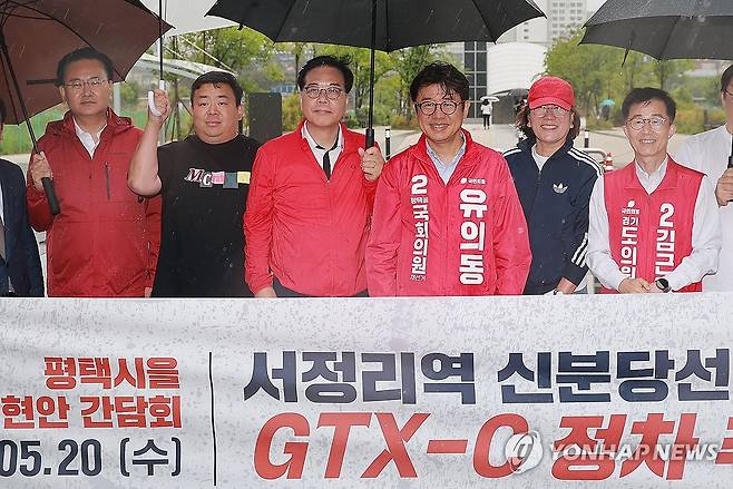 유의동 평택을 후보 지원 나선 송언석 공동선대위원장 (평택=연합뉴스) 신현우 기자 = 국민의힘 공동선대위원장인 송언석 원내대표가 20일 경기도 평택시 수도권 전철 1호선 서정리역 인근에서 국민의힘 유의동 경기 평택을 국회의원 재선거 후보, 교통현안 간담회 참석자와 기념 촬영하고 있다. 2026.5.20 nowwego@yna.co.kr