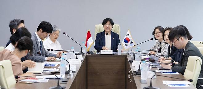 회의 주재하는 정은경(가운데) 보건복지부 장관 [보건복지부 제공]