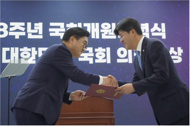 ▲ 박상혁(오른쪽) 더불어민주당 의원이 27일 국회의사당 중앙홀에서 열린 제78주년 국회개원기념식 및 제6회 대한민국 국회 의정대상 시상식에서 우원식 국회의장으로부터 의정대상을 수상한 뒤 악수하고 있다./박상혁 의원실 제공