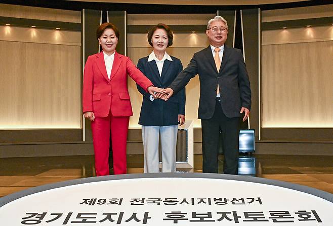 양향자, 추미애, 조응천 경기지사후보(왼쪽부터)가&nbsp; 27일 서울시 영등포구 KBS 본관에서 열린 제9회 전국동시지방선거 경기도지사 후보자토론회에서 기념촬영을 하고 있다./경기사진공동취재단