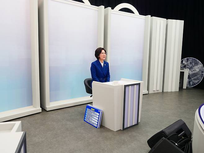 김보라 안성시장 후보가 27일 오전 기남방송에서 진행한 토론회를 준비한다. 이날 김장연 국민의힘 후보의 돌연 불참으로 토론회는 반쪽짜리로 대담회로 끝났다. 조미림 기자