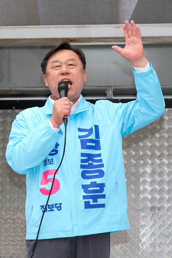 김종훈 진보당 울산시장 후보가 지난 21일 롯데백화점 울산점 광장에서 열린 출정식에서 지지를 호소하고 있다. 최지원 기자