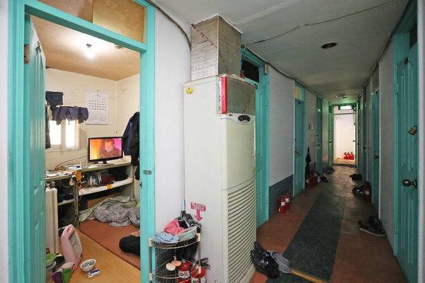 (서울=연합뉴스) 박동주 기자 = 서울 시내 한 고시원 내부 모습.