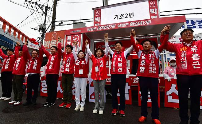 ▲ 27일 포항 흥해시장에서 열린 국민의힘 집중유세에 참석한 나경원 국회의원이 찬조연설을 한 뒤 김정재 국회의원과 박용선 포항시장 후보를 비롯한 흥해지역 출마후보들과 화이팅을 외치고 있다. 이종욱기자