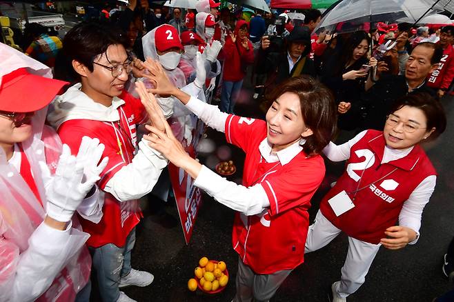 ▲ 27일 포항 흥해시장에서 열린 국민의힘 집중유세에 참석한 나경원 국회의원이 찬조연설을 한 뒤 지지자들과 하이파이브를 하고 있다. 이종욱기자