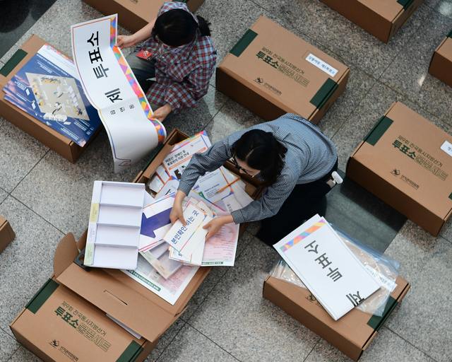 대구시선거관리위원회에서 직원들이 지역 각 투표소에 배부될 '투표소물품세트'를 검수하고 있다. 김진홍 기자 solmin@idaegu.com
