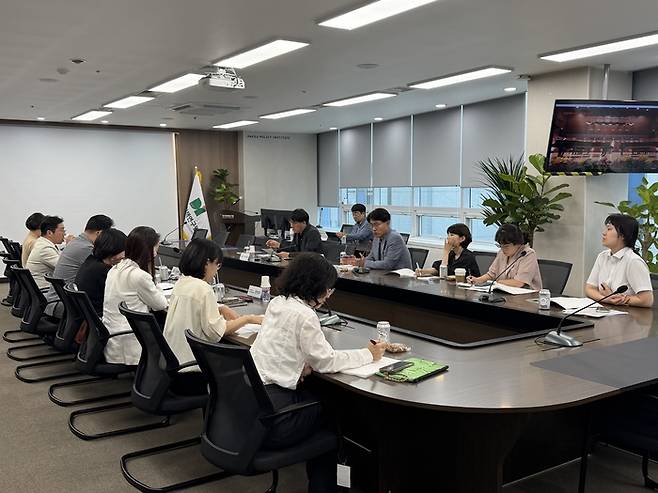 지난 26일 오후 2시 대구정책연구원 10층 대회의실에서 개최된 DPI정책 세미나 AI에 의한 예술생태계 변화와 쟁점에서 참석자들이 논의하는 모습. 이날 현장에서는 AI 기술이 예술 생태계 전반에 가져온 변화와 쟁점, 법적 지위 및 제도적 맹점에 대한 주제 발표가 이어졌다.  정수민기자 jsmean@yeongnam.com