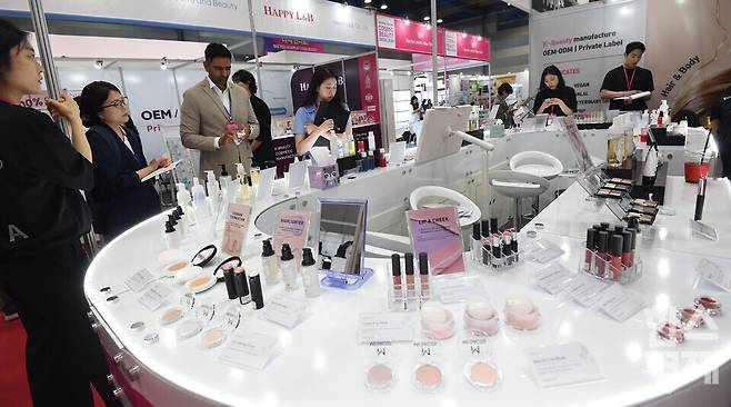 27일 서울 강남구 코엑스에서 막을 올린 2026 코스모뷰티서울(제40회 서울국제화장품·미용산업박람회)에서 해외 바이어들이 K-뷰티 브랜드 MEGACOS 부스서 제품을 살펴보고 있다./ 이호형 기자 leemario@sporbiz.co.kr 2026.05.27