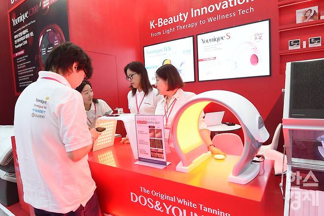 27일 서울 강남구 코엑스에서 막을 올린 2026 코스모뷰티서울(제40회 서울국제화장품·미용산업박람회)에서 관람객이 디오에스앤유니크 부스서 제품 설명을 듣고 있다./ 이호형 기자 leemario@sporbiz.co.kr 2026.05.27