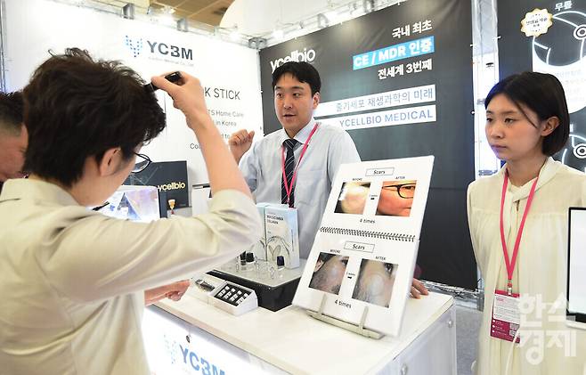 27일 서울 강남구 코엑스에서 막을 올린 2026 코스모뷰티서울(제40회 서울국제화장품·미용산업박람회)에서 중국 바이어가 K-뷰티 브랜드 YC3M 부스서 제품 체험을 하고 있다./ 이호형 기자 leemario@sporbiz.co.kr 2026.05.27
