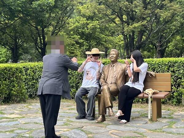 노무현 전 대통령 서거 17주기 추도식이 열린 23일 경남 김해 봉하마을에서 '일베'로 추정되는 청년들이 특정 손가락 모양으로 인증샷을 찍는 등 노 전 대통령을 조롱하고 모욕하는 행위를 벌였다.&nbsp;조수진 변호사 페이스북
