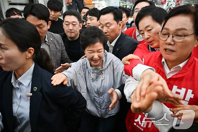 박근혜 전 대통령이 27일 경남 진주 대안동 진주중앙시장을 찾아 박완수 국민의힘 경남도지사 후보, 한경호 진주시장 후보 지원유세를 하고 있다. (공동취재) 2026.5.27 ⓒ 뉴스1 윤일지 기자