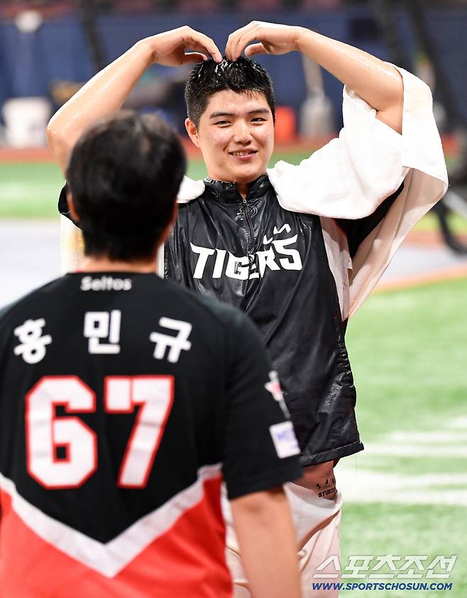 26일 서울 고척스카이돔에서 열린 키움과 KIA의 경기. 데뷔 첫 승을 신고한 KIA 선발 김태형이 팬들을 향해 인사를 하고 있다. 고척=박재만 기자 pjm@sportschosun.com/2026.05.26/