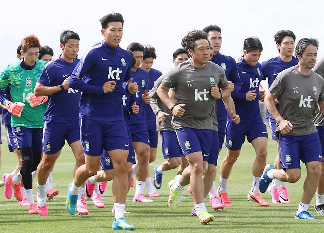 대표팀 합류한 캡틴      (헤리먼[미국 유타주]=연합뉴스) 신준희 기자 = 26일(현지시간) 오후 미국 유타주 헤리먼에 위치한 자이언스뱅크 트레이닝센터에서 축구 국가대표팀 손흥민과 황희찬, 조규성 등 선수들이 훈련을 하고 있다. 2026.5.27      hama@yna.co.kr  (끝)      <저작권자(c) 연합뉴스, 무단 전재-재배포, AI 학습 및 활용 금지>