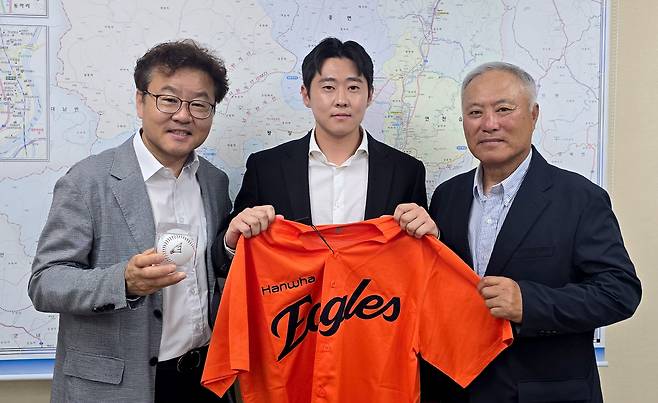 (왼쪽부터) 박종일 연천부군수, 박상목, 김인식 연천미라클 감독. 사진제공=연천미라클
