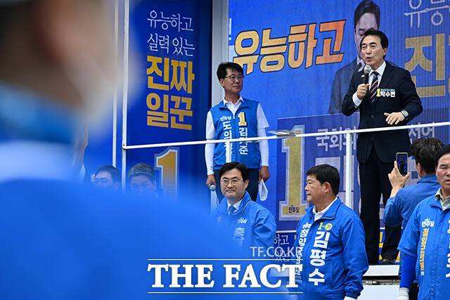이재명 대통령의 높은 국정 지지율을 바탕으로 '여당 도지사'가 선출돼야 정부 지원을 받아 지역 인프라 확장을 빠르게 견인할 수 있다는 의견이 맞서고 있다. 사진은 박수현 더불어민주당 충남도지사 후보가 22일 오전 충남 청양군 청양시장을 방문해 시민들에게 지지를 호소하고 있는 모습. /청양=김성렬 기자