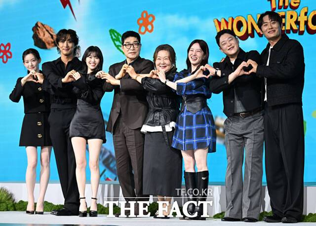 넷플릭스 '원더풀스'가 글로벌 톱10 비영어권 쇼 2위에 등극했다. 사진은 배우 최윤지 배나라 정이서 손현주 김해숙 박은빈 임성재 최대훈(왼쪽부터)이 '원더풀스' 제작발표회에 참석해 포즈를 취하고 있는 모습. /이새롬 기자