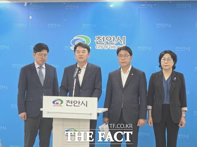 문진석·이재관 의원이 27일 천안시청 브리핑실에서 기자회견을 열고 박찬우 국민의힘 천안시장 후보 측의 현수막 흑색선전을 비판했다. 왼쪽부터 강인영 변호사, 문진석·이재관 의원, 김명숙 천안시의원 /정효기 기자
