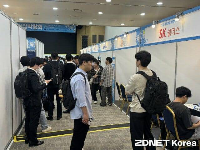27일 열린 '2026 정보보호 취업박람회' 채용 상담 부스에 구직자들로 가득 찬 모습.